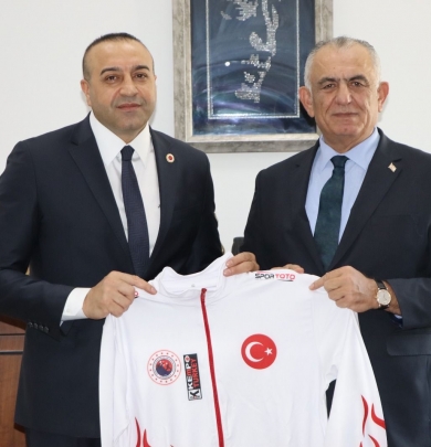 Kuzey Kıbrıs Türk Cumhuriyeti Millî Eğitim Bakanı Sayın Nazım Çavuşoğlu’nu makamında ziyaret ettik.