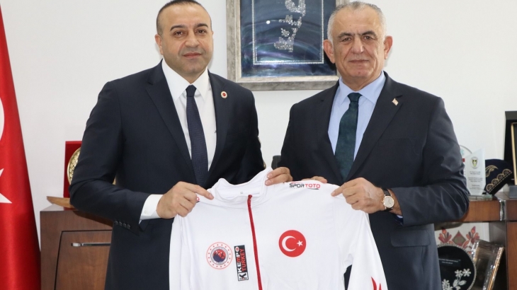 Kuzey Kıbrıs Türk Cumhuriyeti Millî Eğitim Bakanı Sayın Nazım Çavuşoğlu’nu makamında ziyaret ettik.